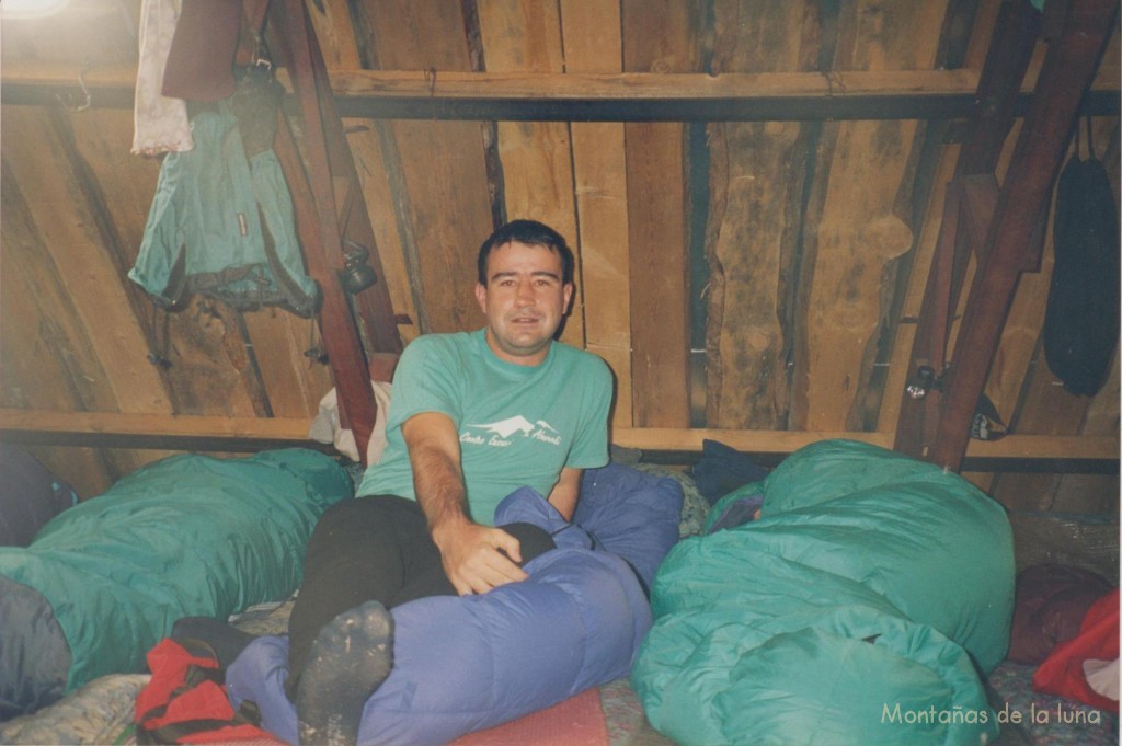 Joaquín en su saco en el Refugio Dizel Hut